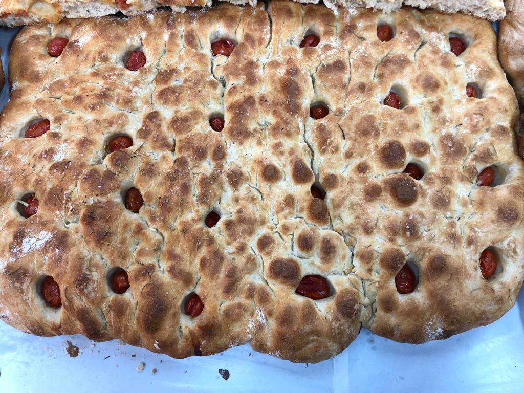 FOCACCIA DE TOMATE E ALECRIM